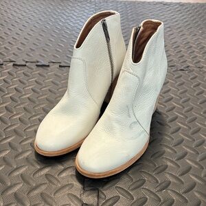 FRYE Women’s Leather Ankle Boots cream size 7.5 B